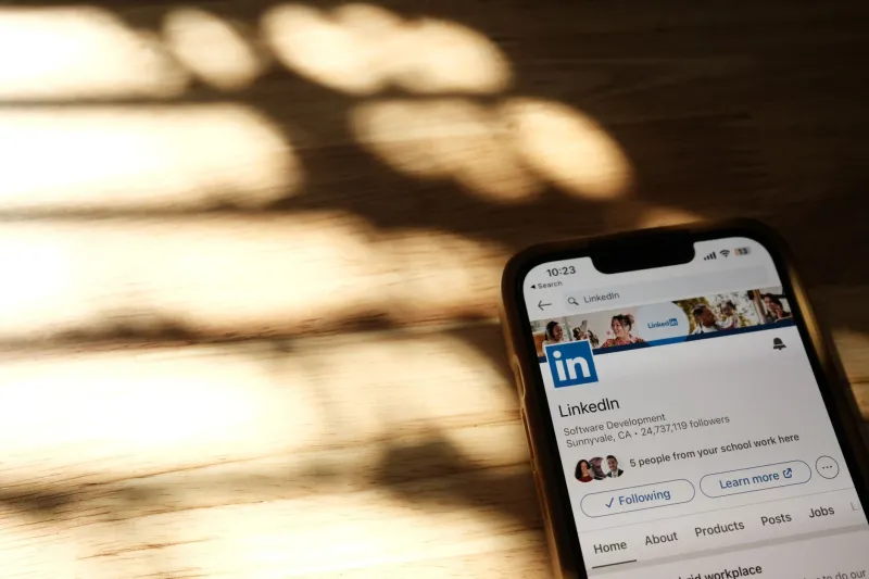 Tu certificación existe, pero LinkedIn no lo sabe: guía para hacer visible tu diplomado ante los reclutadores