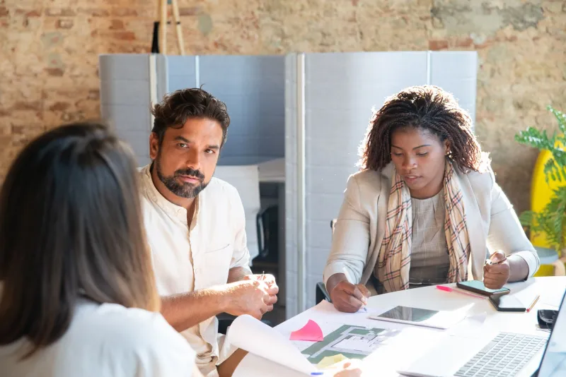Diplomados, posgrados o bootcamps: una guía sin rodeos para elegir la formación que realmente necesitas