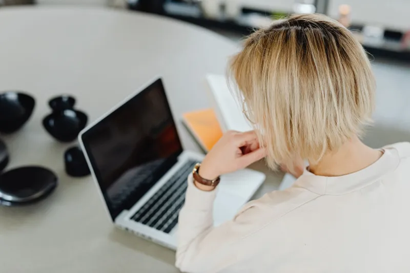 Formato presencial o virtual: cómo elegir el diplomado que realmente encaja con tu vida profesional